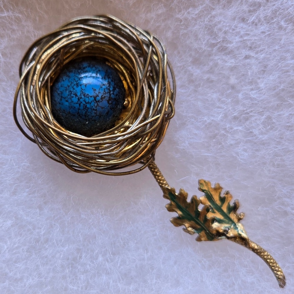 ✨ Vintage 1970s Bird’s Nest Brooch - a nod to Royalty ✨
